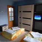Sissy Vendeghaz 4*